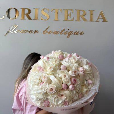 Букет в розмірі XL з піоновидних троянд та білих гортензій