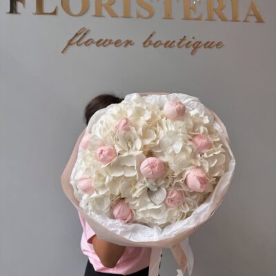 Букет з білої гортензії та троянди Peony Pink