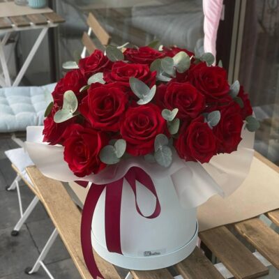 Сірий велюровий бокс з 21 червоної троянди