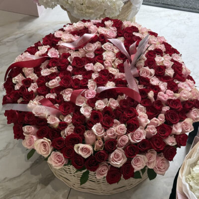 Кошик з 301 червоної та рожевої троянд