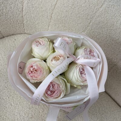 Букет з 7 троянд Lorena Summerhouse