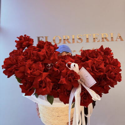 Композиція з 75 червоних троянд в плетеному кошику