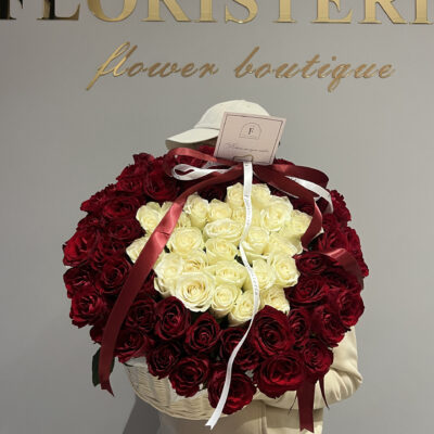 Композиція з 81 троянди з білим серцем всеред