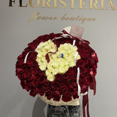 Композиція з 151 троянди з білим серцем всередині