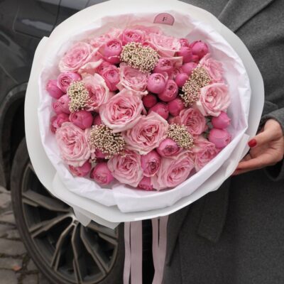 Букет з троянд та озотамнусу