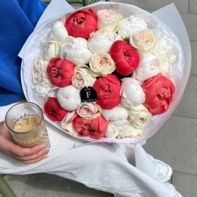 Ексклюзивне поєднання півоній сорту Coral Charm та Bowl of cream з піоновидними трояндами Lorena Summerhouse