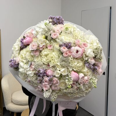 Об’ємний букет з гортензій, півоній, ароматного бузку, троянд та додатків
