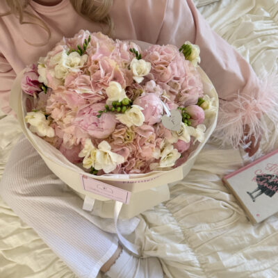 Ніжно рожевий букет з півоній, голландських гортензій та ароматних фрезій
