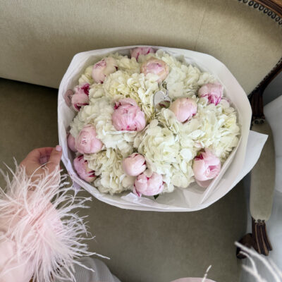 Мікс білих голландських гортензій та рожевих півоній Sarah Bernhardt