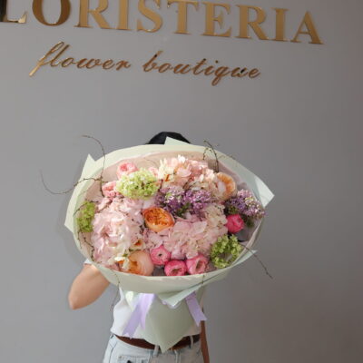 Яскравий весняний мікс з гортензій, троянд, ароматного бузку, вібурнуму та квітучих гілочок