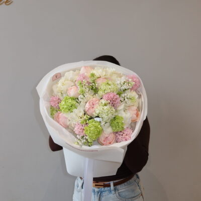 Букет з піоновидних троянд, гіацинтів, вібурнуму, бузку та білих гортензій