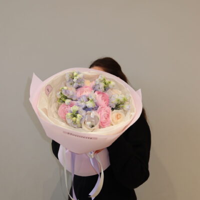 Букет з троянд White O’Hara, ранункулюсів та дельфініуму