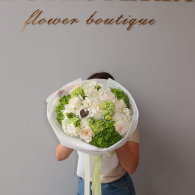 Весняне поєднання в біло-зелених кольорах з гортензій, вібурунму, фрезій та троянд