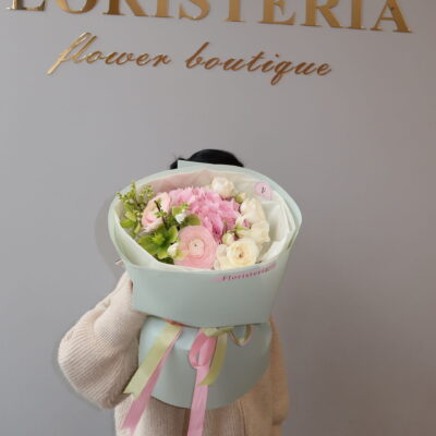 Букет з ранункулюсів, кущової троянди, хелеборусу, рожевої гортензії та квітучих гілочок