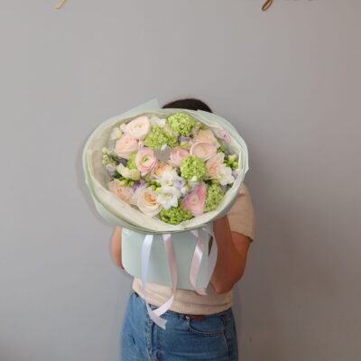 Букет з ранункулюсів, вібурнума, фрезій та дельфініуму