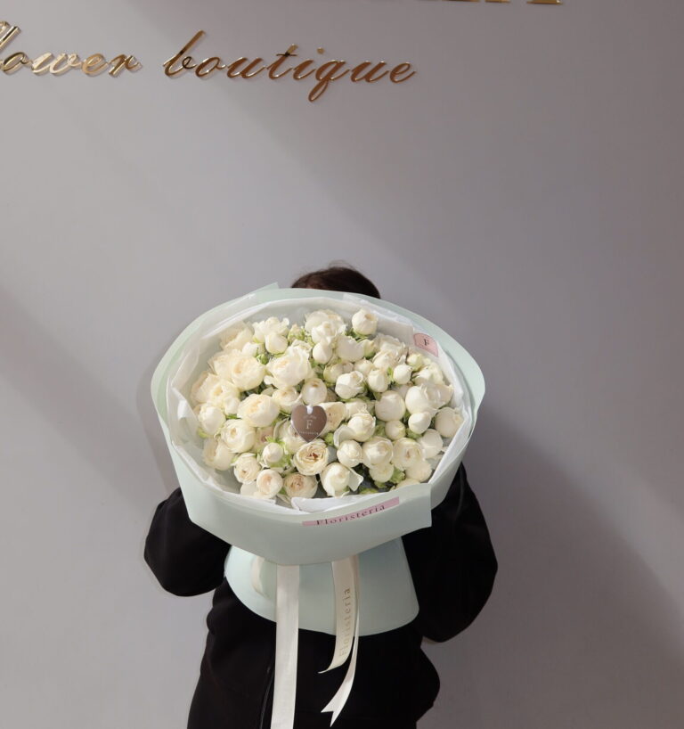 19 кущових троянд Fairy Kiss White
