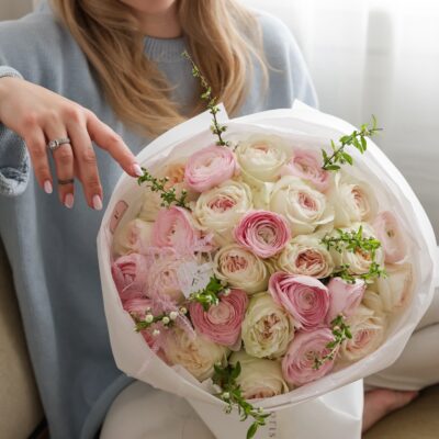 Мікс піоновидних троянд Lorena Summerhouse, ранункулюсів та прунусу