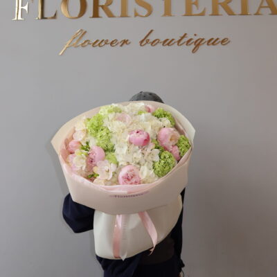 Букет з білих гортензій, півоній, фрезій та соковитого вібурнуму