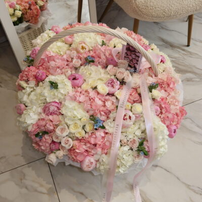 Ніжна композиція з гортензій, півоній, троянд та оксипеталуму