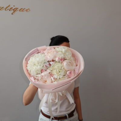 Мікс з білосніжних гортензій, півоній та кущових троянд