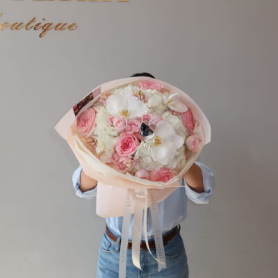 Букет з гортензій, піоновидних троянд, білих орхідей та гіацинтів