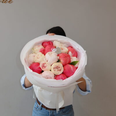 Вишукане поєднання півоній та піоновидних троянд