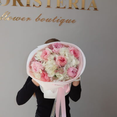 Ніжний букет з парфумованих троянд, півоній, гортензій та озотамнусу