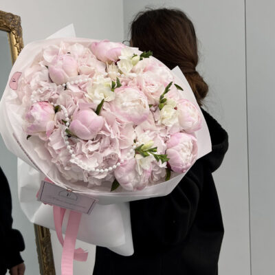 Витончений букет з ніжними гортензіями, півоніями та тендітними фрезіями