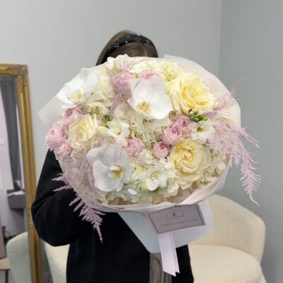 Букет з гортензій, троянд, рожевого аспарагусу, орхідей та фрезій