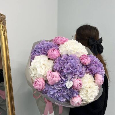 Букет з рожевих півоній та гортензій