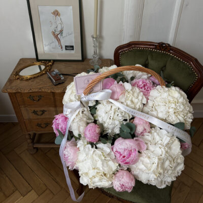 Композиця в корзині з рожевих півоній, білих гортензій та евкаліпту