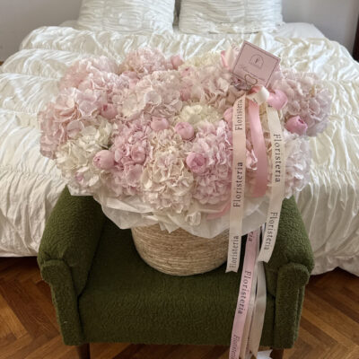 Розкішна композиція з голландських гортензій та садових троянд Peony Pink