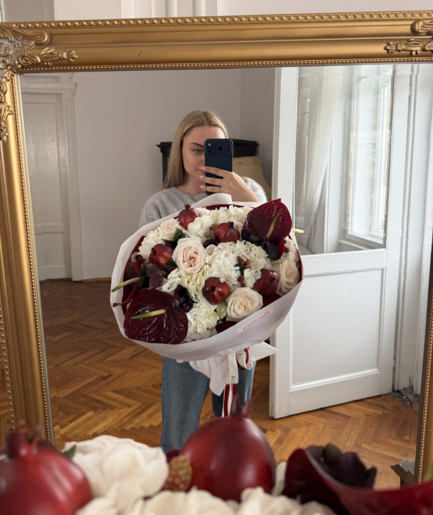 Ексклюзивний осінній букет з декоративним гранатом, ягід рубусу та хелеборусу