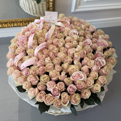 Композиція зі 141 еквадорської троянди Pink Mondial