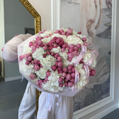 Об’ємний букет з гортензій та піоновидних троянд Silva Pink