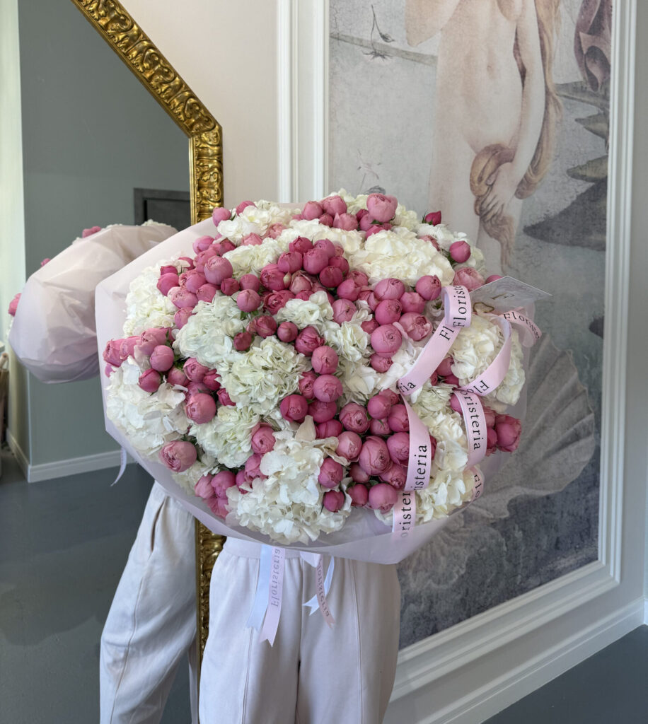 Об’ємний букет з гортензій та піоновидних троянд Silva Pink