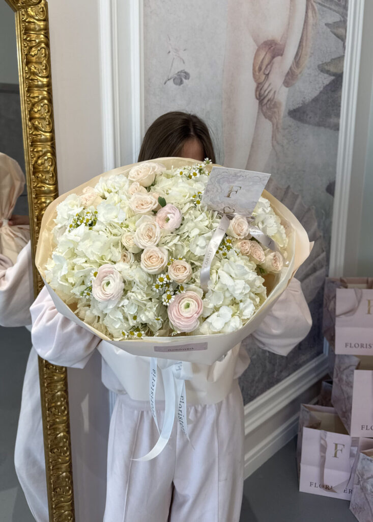 Ніжний мікс з гортензій, кущових троянд, ранункулюсів та танацетуму