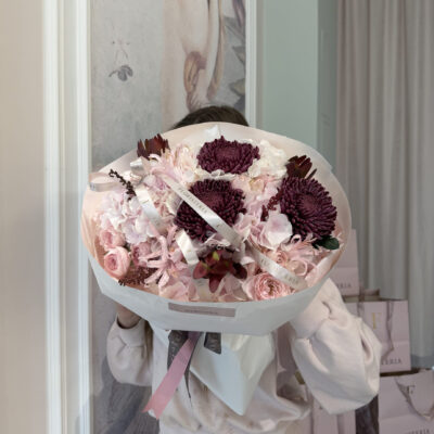 Ніжний мікс з акцентною хризантемою, наріне та хелеборусу