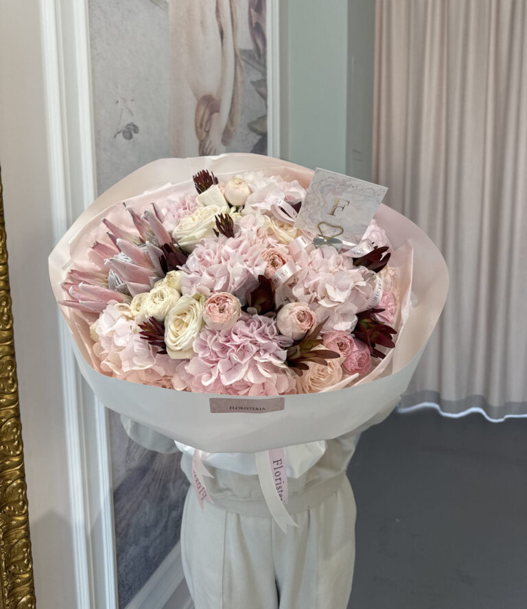 Ніжний мікс з гортензій, піоновидних троянд та акцентної протеї