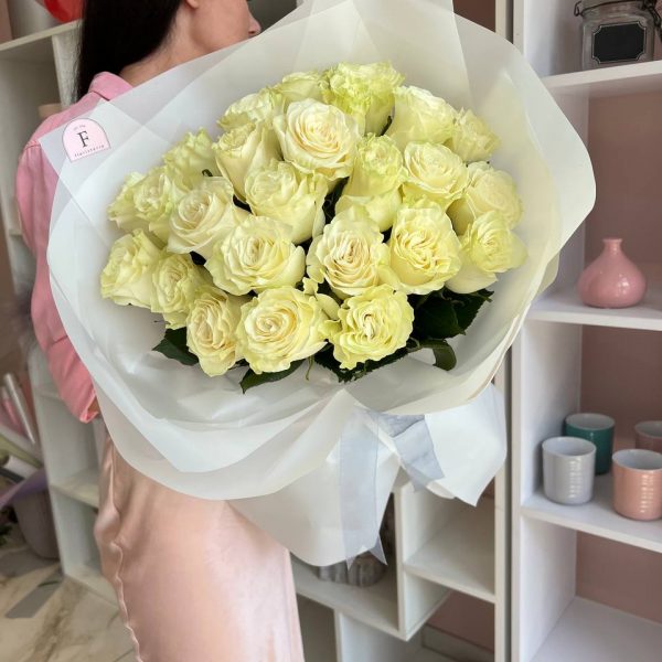 Букет з 25 білих троянд