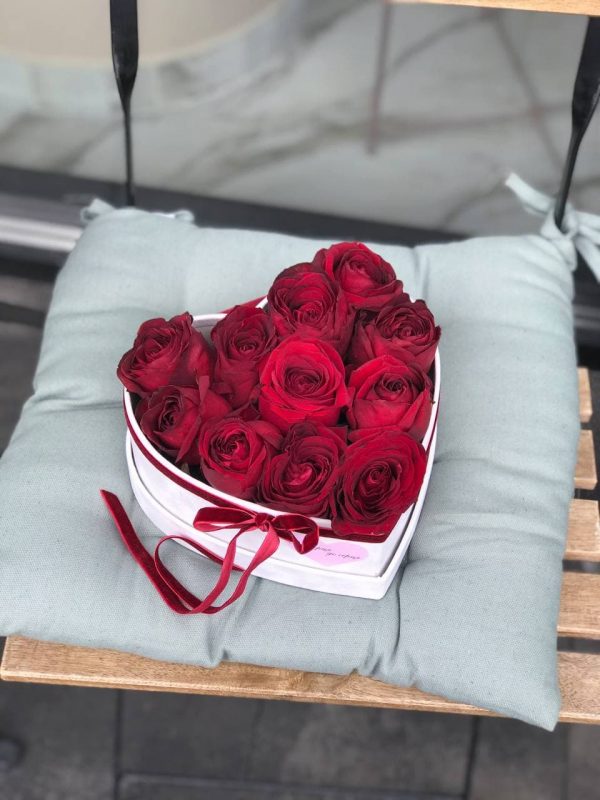 Велюровий сірий  бокс з 11 червоних троянд