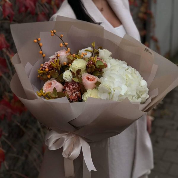 Осінній букет з ілексу, троянд, гвоздик та гортензії