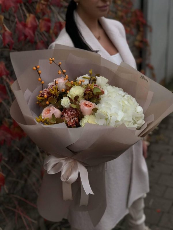 Осінній букет з ілексу, троянд, гвоздик та гортензії