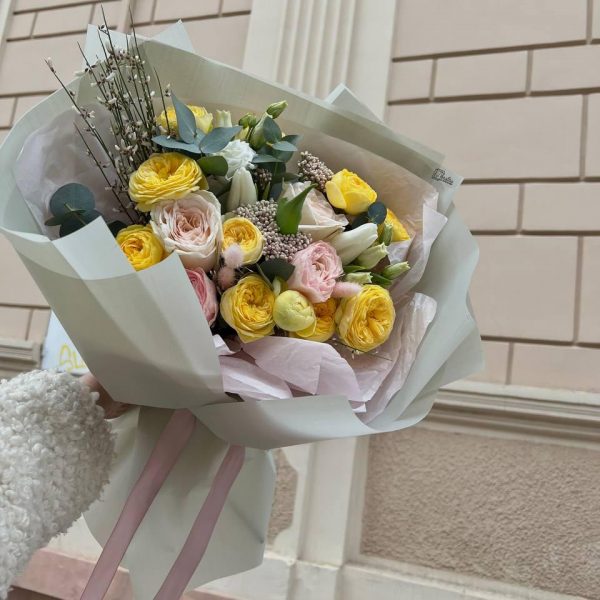 Весняний букет з міксу троянд, тюльпанів, озотамнусу та додатків