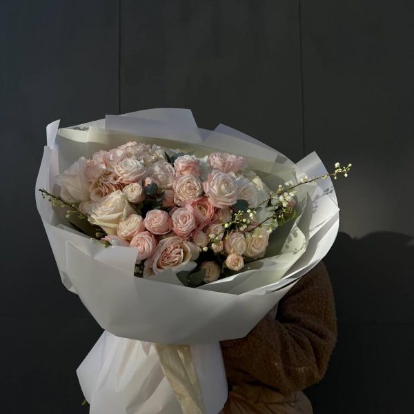 Весняний букет з піоновидних і  кущових троянд, гортензії, прунусу та евкаліпту