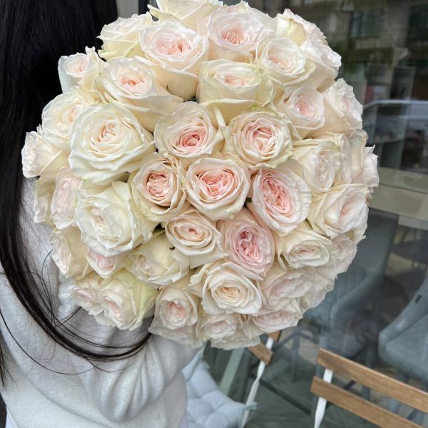 45 піоновидних троянд сорту White Ohara