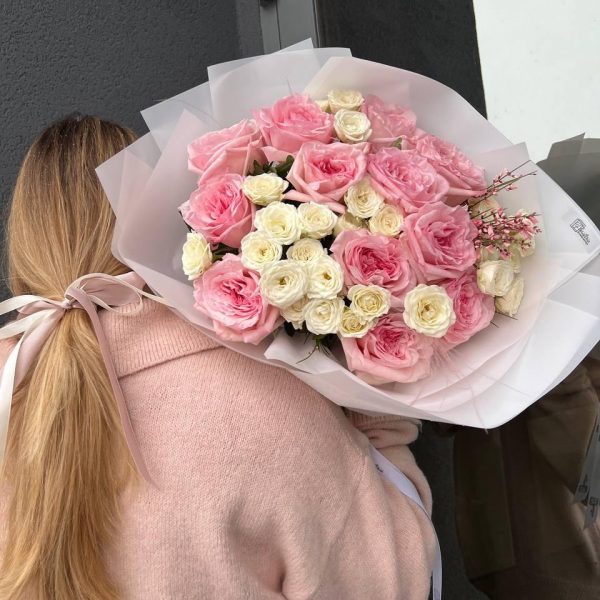 Букет з pink O’Hara та білої кущової троянди