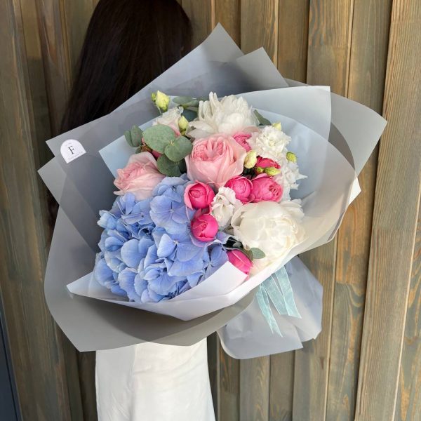 Букет з голубої гортензії, піоновидних троянд, півонії, еустоми та евкаліпту