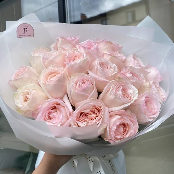 21 троянда сорту White Ohara
