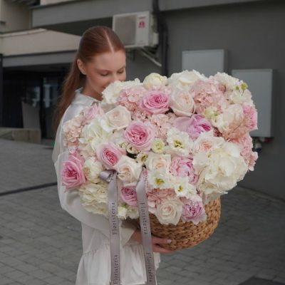 Кошик з півоній, піоновидних троянд, еустоми та гортензій